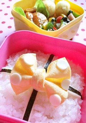 お弁当に 水玉おリボン プレゼントご飯-レシピのメイン写真