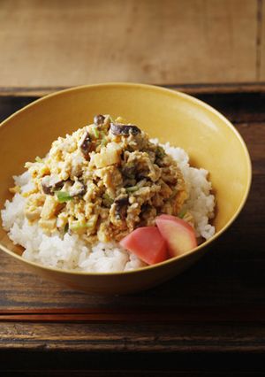 きのこ入り鶏そぼろ丼-レシピのメイン写真