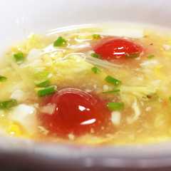 รูปของ 卵とミニトマトの中華スープ