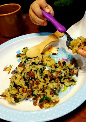 アレルギー対応の昼食、豚ニラチャーハン-レシピのメイン写真
