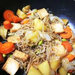รูปของ ベジタリアンも大丈夫！簡単肉じゃが風煮物