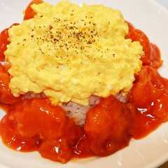 รูปของ 節約豪華＊ふわとろ卵の辛くないエビチリ丼