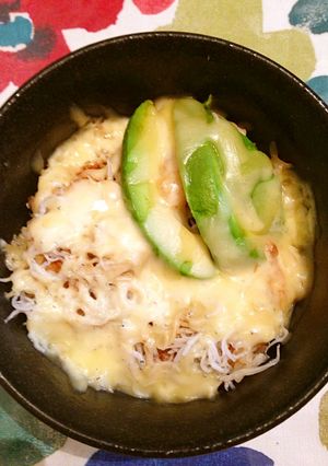 超簡単！しらすアボカドチーズ丼-レシピのメイン写真
