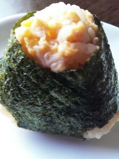 簡単!マヨと焼き肉のたれの炒り卵おにぎり-レシピのメイン写真