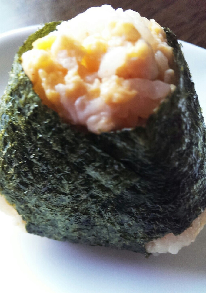 簡単！マヨと焼き肉のたれの炒り卵おにぎり-レシピのメイン写真