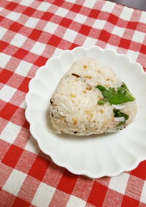 塩昆布シラス梅大葉の混ぜ込みおにぎり♪-レシピのメイン写真