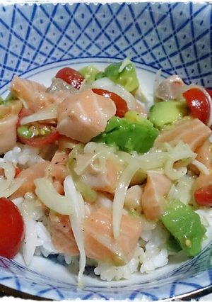 切って混ぜるだけ！簡単サーモンアボカド丼-レシピのメイン写真