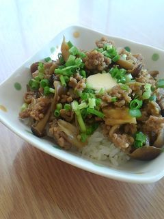バターがとろける~☆キノコそぼろ丼-レシピのメイン写真