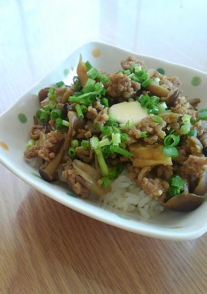 バターがとろける～☆キノコそぼろ丼-レシピのメイン写真