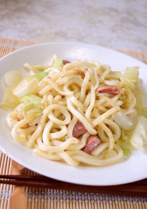 粗挽き黒コショウドレ de 焼きうどん-レシピのメイン写真