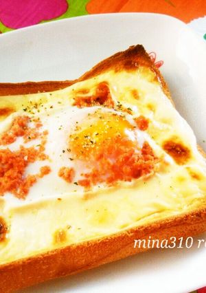 ボリューム満点♪鮭マヨ目玉焼きトースト-レシピのメイン写真