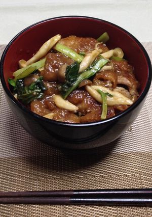 面倒！豚肉としめじと小松菜のカレー炒め丼-レシピのメイン写真