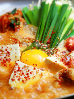 鶏味塩 de 豚バラと白モツのキムチ鍋-レシピのメイン写真