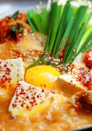鶏味塩 de 豚バラと白モツのキムチ鍋-レシピのメイン写真