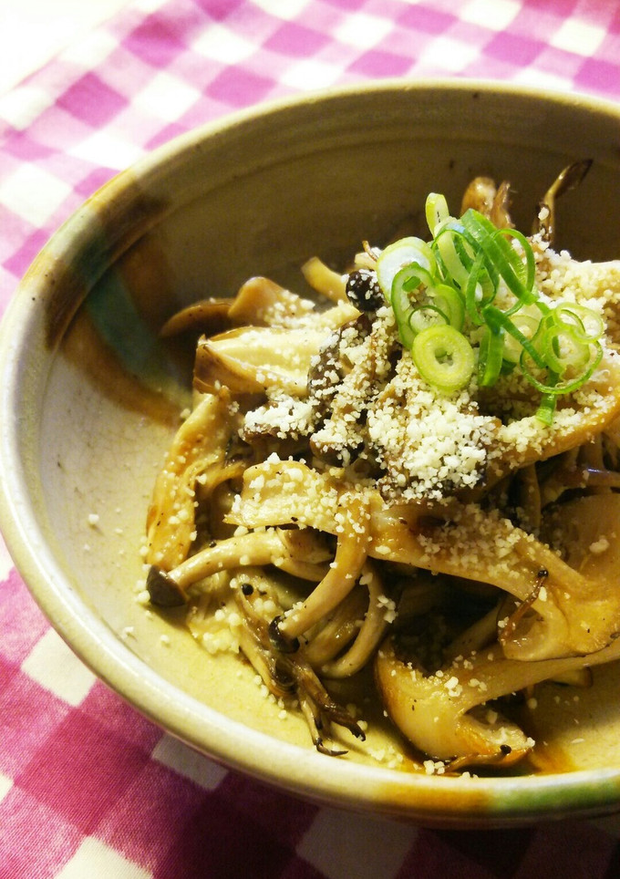 舞茸とシメジのスパイシーチーズ炒め-レシピのメイン写真