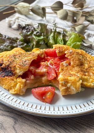 トマト✖️チーズ相性抜群！トマトチーズオムレツ-レシピのメイン写真