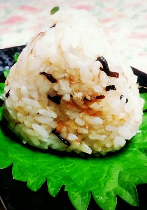 塩昆布と鰹節のお握り♬*゜-レシピのメイン写真