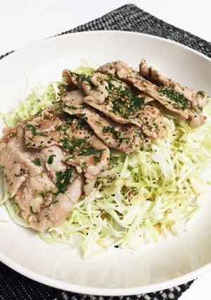 豚肉の塩ダレ焼♪千切りキャベツにのせて♡-レシピのメイン写真