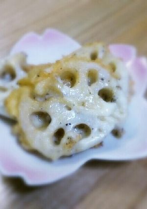 速攻おつまみ♪ 蓮根のペッパーチーズ焼き-レシピのメイン写真