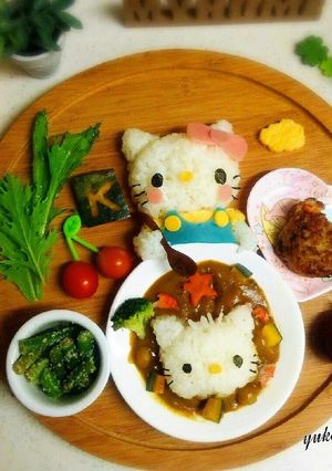 ダニエルデコカレーを食べるキティちゃん-レシピのメイン写真