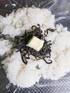 塩昆布バターおにぎり(お握りの具)-レシピのメイン写真