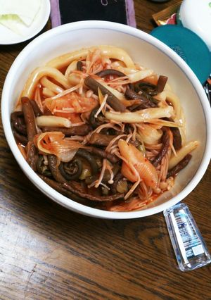 キムチ鍋のもと使用♪ピリ辛煮込みうどん！-レシピのメイン写真