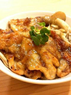 簡単♪甘辛玉ねぎだれのこんがり豚丼-レシピのメイン写真