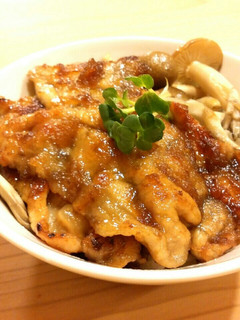 簡単♪甘辛玉ねぎだれのこんがり豚丼-レシピのメイン写真