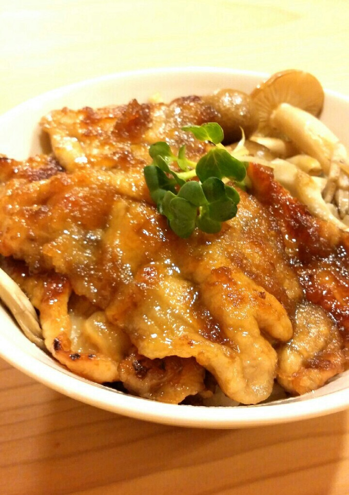 簡単♪甘辛玉ねぎだれのこんがり豚丼-レシピのメイン写真