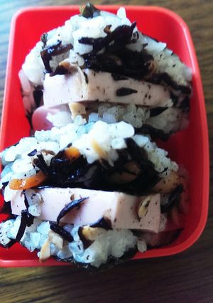 ひじきと魚肉ソーセージのおにぎらず-レシピのメイン写真