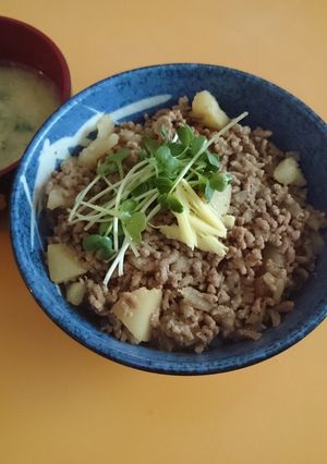 うちの定番！ピリトロ肉じゃが丼-レシピのメイン写真