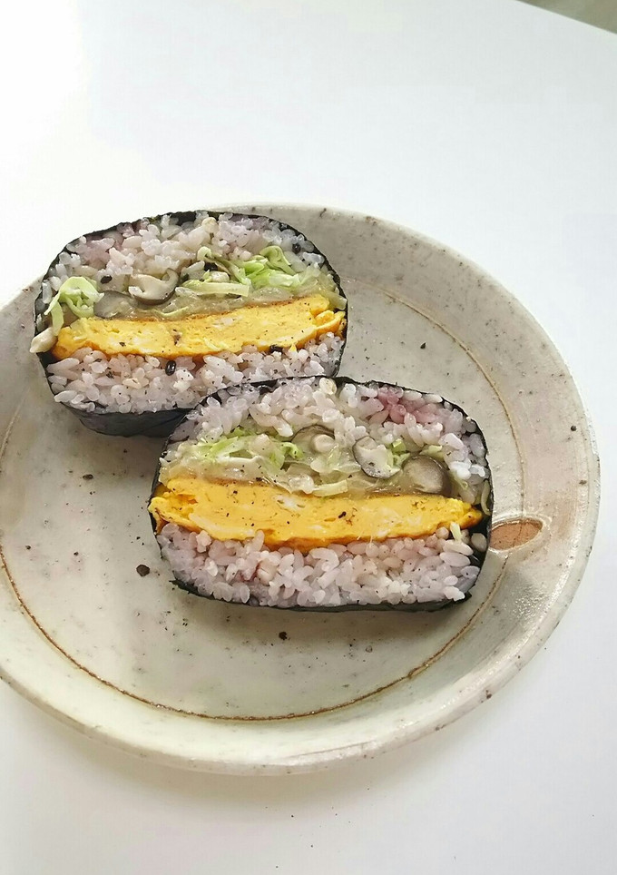 キノコのクリーム炒めと玉子焼のおにぎらず-レシピのメイン写真