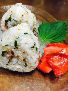 青しそたっぷり梅おにぎり-レシピのメイン写真