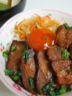 節約!豚の角煮丼♪卵黄のにんにく漬けのせ-レシピのメイン写真