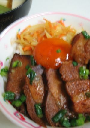 節約！豚の角煮丼♪卵黄のにんにく漬けのせ-レシピのメイン写真