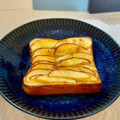 รูปของ りんごのシナモンクリチハニートースト！