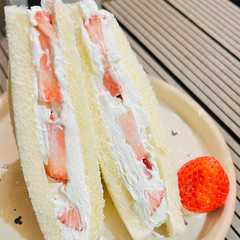 รูปของ 手作り★イチゴのサンドイッチ