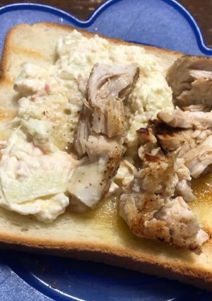 鶏胸肉ソテー乗せトースト-レシピのメイン写真