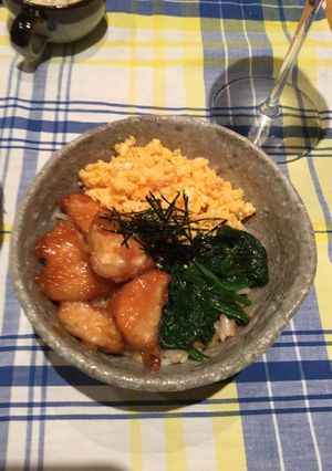 とり胸ほうれん卵の三色丼★-レシピのメイン写真