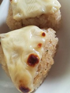 どん兵衛炊き込みごはんのチーズ焼おにぎり-レシピのメイン写真