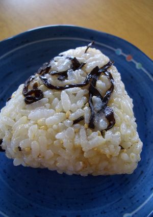 △塩昆布とごま油のおにぎり△-レシピのメイン写真