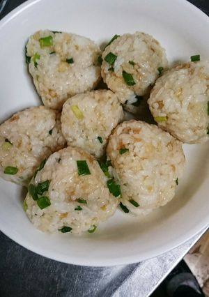 お昼にど～ぞ！残りご飯でたぬきおにぎり-レシピのメイン写真