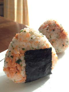 お手軽♪鮭フレークとパセリのおにぎり-レシピのメイン写真