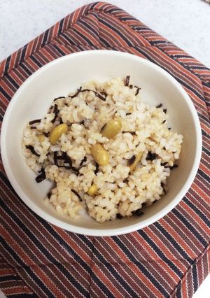 簡単!青大豆と塩昆布の炊き込みご飯-レシピのメイン写真