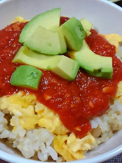 ピリ辛アボガドオムライス丼-レシピのメイン写真