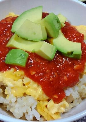 ピリ辛アボガドオムライス丼-レシピのメイン写真