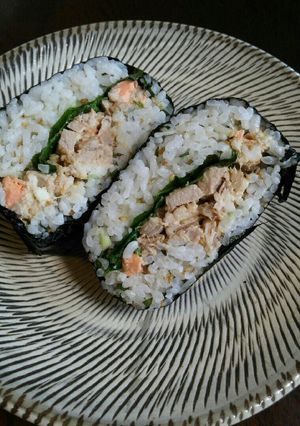 残ったお刺身とわさびマヨネーズおにぎらず-レシピのメイン写真