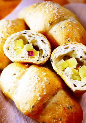 朝食&ランチに♪黒ごまさつまいも★塩パン-レシピのメイン写真
