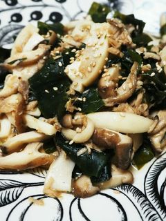 すぐ出来て簡単!わかめとキノコの炒めもの-レシピのメイン写真