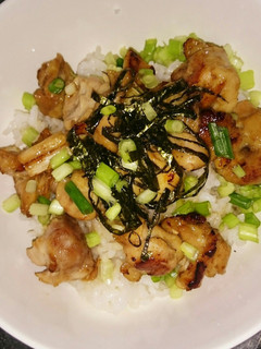 蒲焼きのタレでいただく焼き鳥丼-レシピのメイン写真